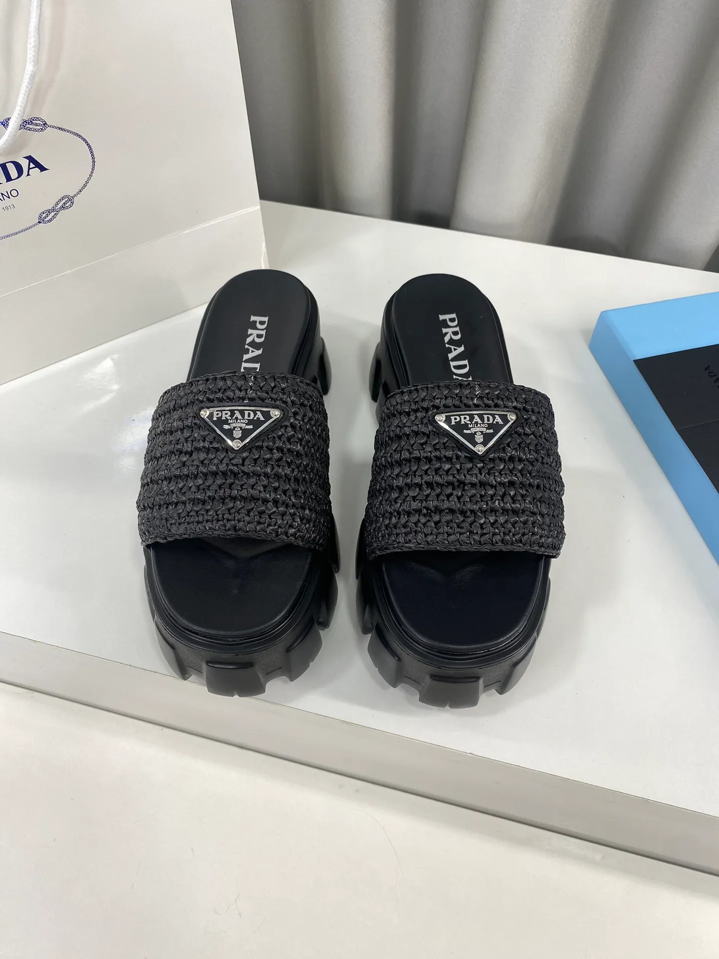 💕💕Factory direct selling price p460💕💕 Prada's latest tooth-woven thick-soled triangle buckle slippers☑️ Latest environmentally friendly PP material, fully handmade crochet, just like knitting sweaters, slow work and meticulous work, retro fashionable thick-soled shoes, with rubber uppers, making the whole pair of shoes light and comfortable. Bright colors, a variety of choices to meet the needs of fashionable people with different styles! The iconic metal triangle logo is paired with the shape of ancient beach slippers. Every design element is fashionable! Size: Women's 35-39 (34, 40, custom-made, non-returnable) Full set of counter original packaging